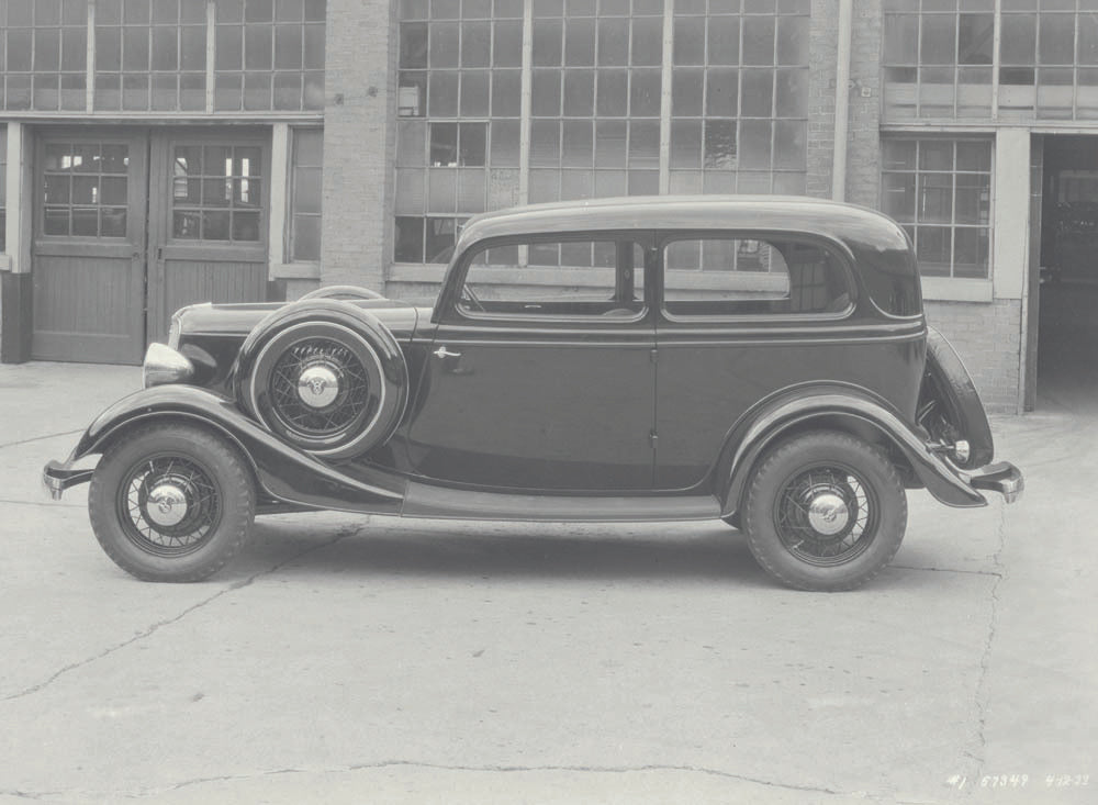 1933 Ford Tudor Sedan with fender mount spare tire 0401-0776
