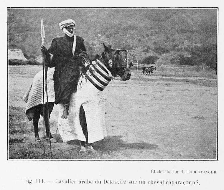 Cavalier arabe du Dékakiré sur un cheval caparaçonné.