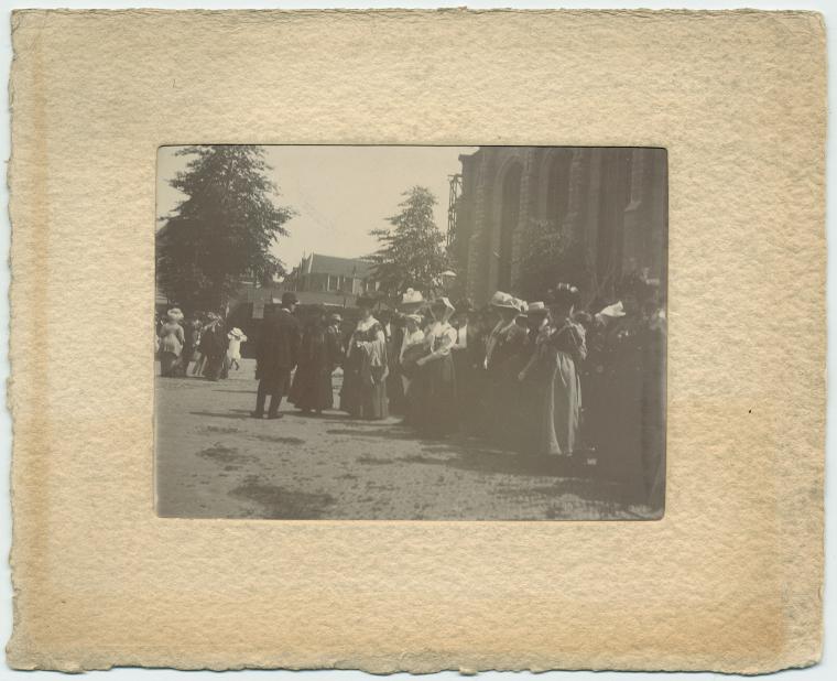 Dordrecht, 1909 Congress.: Lined up outside a building