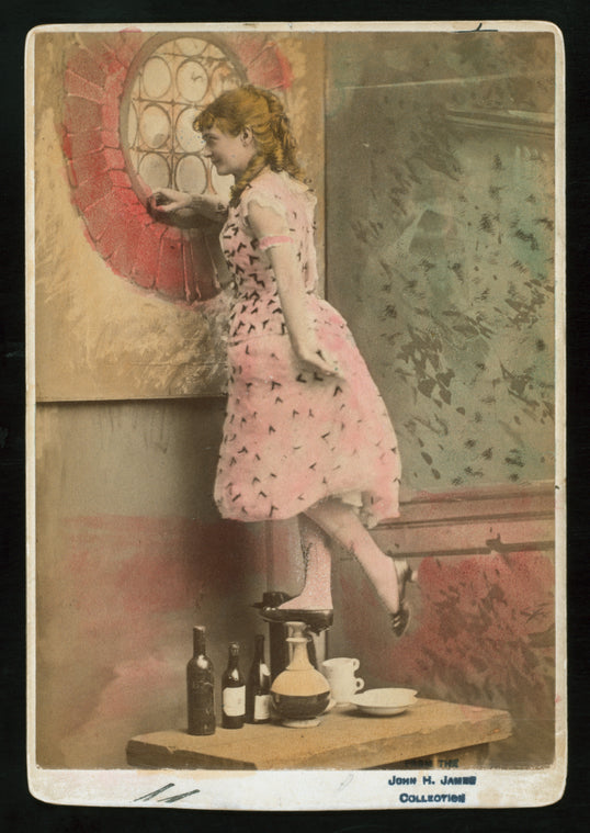 La Cigale: Woman looking out window