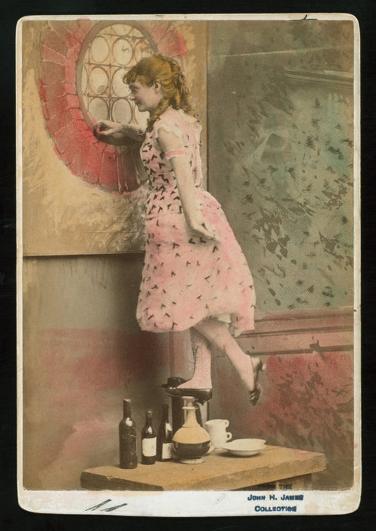 La Cigale: Woman looking out window