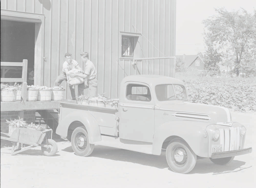 1942 Ford pickup truck  0401-0930