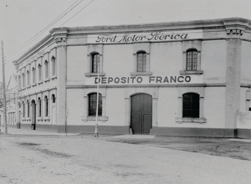 1943 Ford facility Barcelona Spain  0401-0975