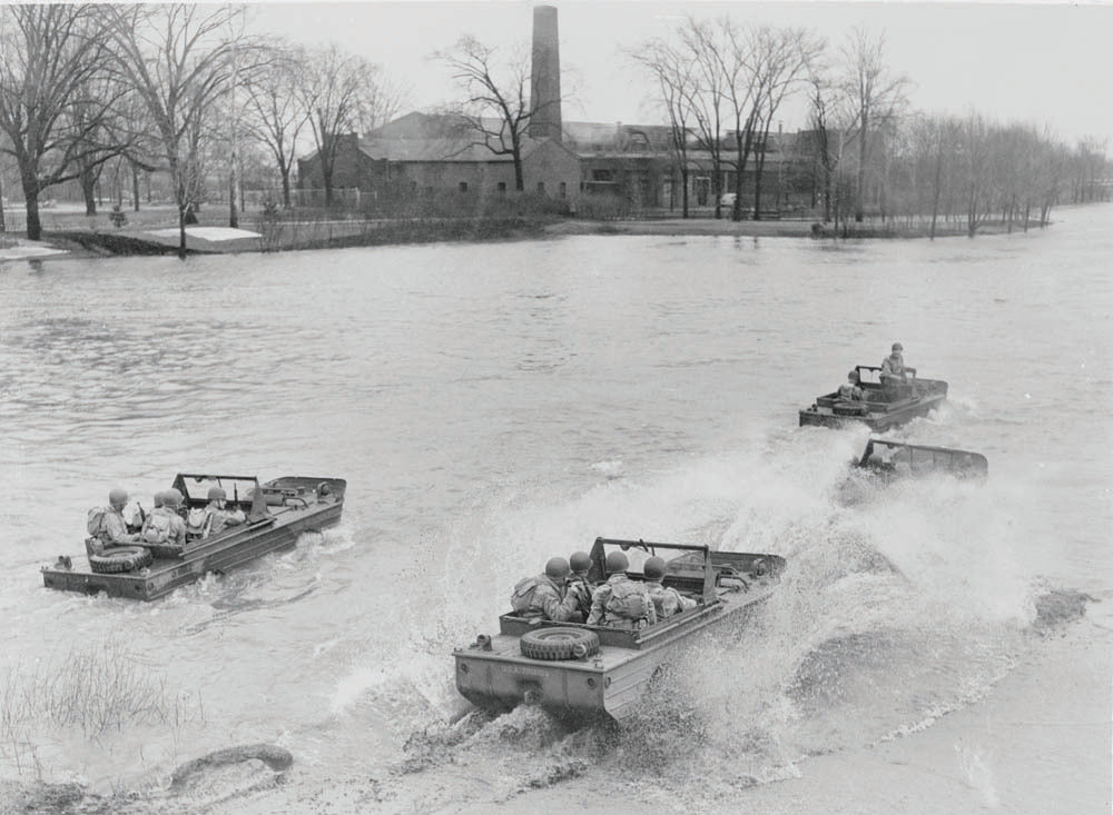 1943 U S Army amphibians in Huron River Ypsilanti  0401-0989