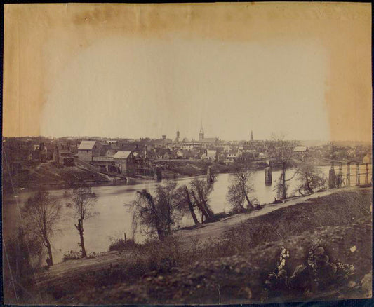 Fredericksburg [View of Fredericksburg from across river] / Alexander Gardner