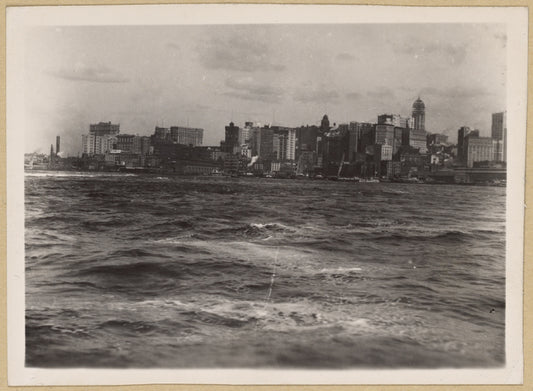 North (Hudson) River - [River scenes - Manhattan skyline - Bankers Trust Company - Singer Manufacturing Company.]