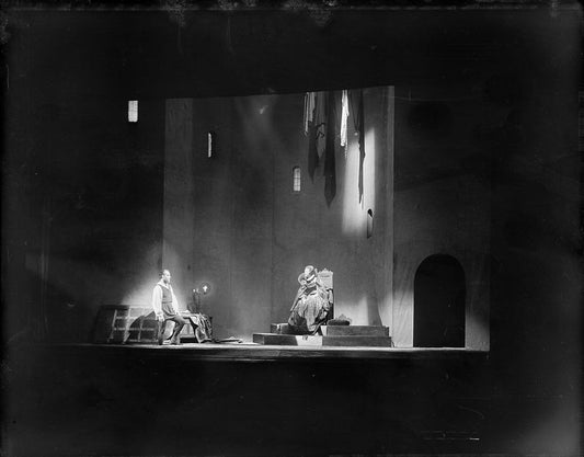 Lynn Fontanne as Elizabeth the Queen and Alfred Lunt as Earl of Essex. Set & costumes by Lee Simonson.