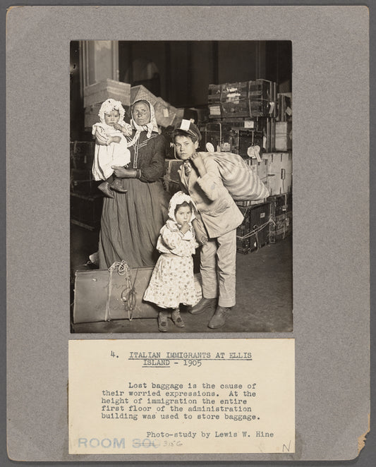 Italian immigrants at Ellis Island, 1905