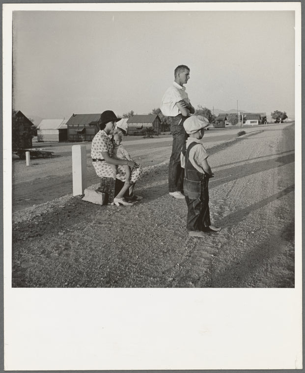 Example of self-resettlement in California. Oklahoma farm family on highway between Blythe and Indio