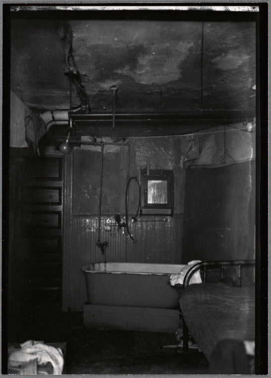 Room with bathtub and bed: Manhattan