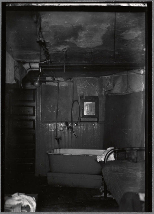 Room with bathtub and bed: Manhattan