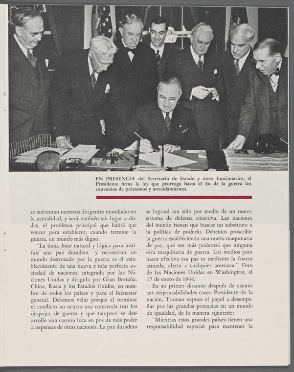En presencia del Secretario de Estado y otros funcionarios, el Presidente firma la ley que prorroga hasta el fin de la guerra los convenios de préstamos y arrendamientos.