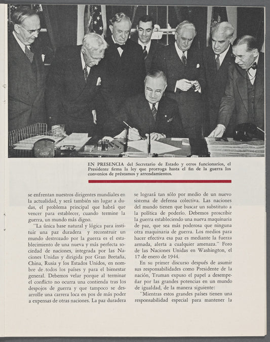 En presencia del Secretario de Estado y otros funcionarios, el Presidente firma la ley que prorroga hasta el fin de la guerra los convenios de préstamos y arrendamientos.