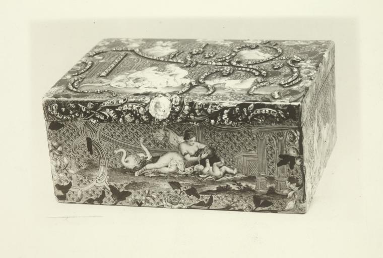 Snuff box, illustrated