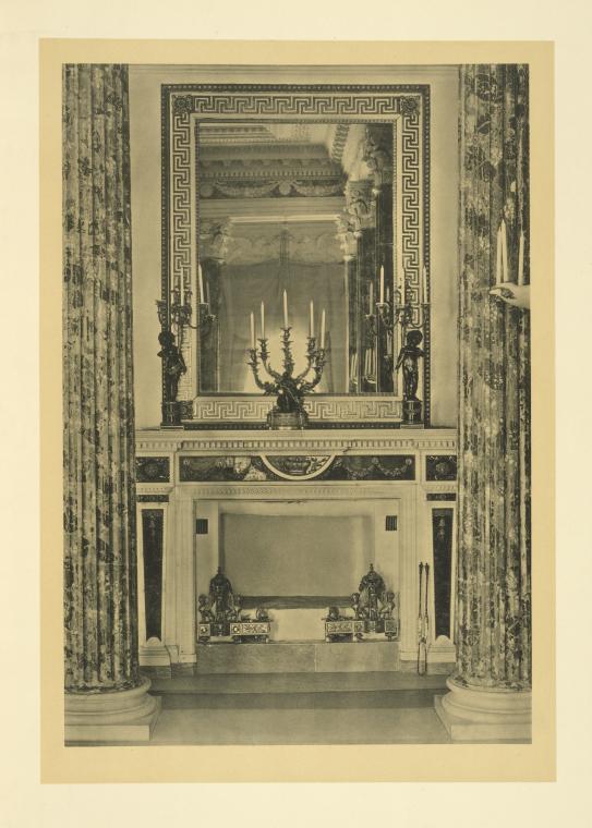 Cheminée de la salle grecque, nommée «grande salle», dans le description du palais, faite de la propre main de la grande-duchesse Marie Féodorovna en 1795.