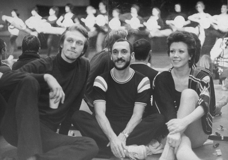 Director/choreographer Michael Bennett (C) flanked by dancers Eivind Harum (L) and Donna McKechnie (R) during a rehearsal for the Broadway production of the musical "A Chorus Line.".