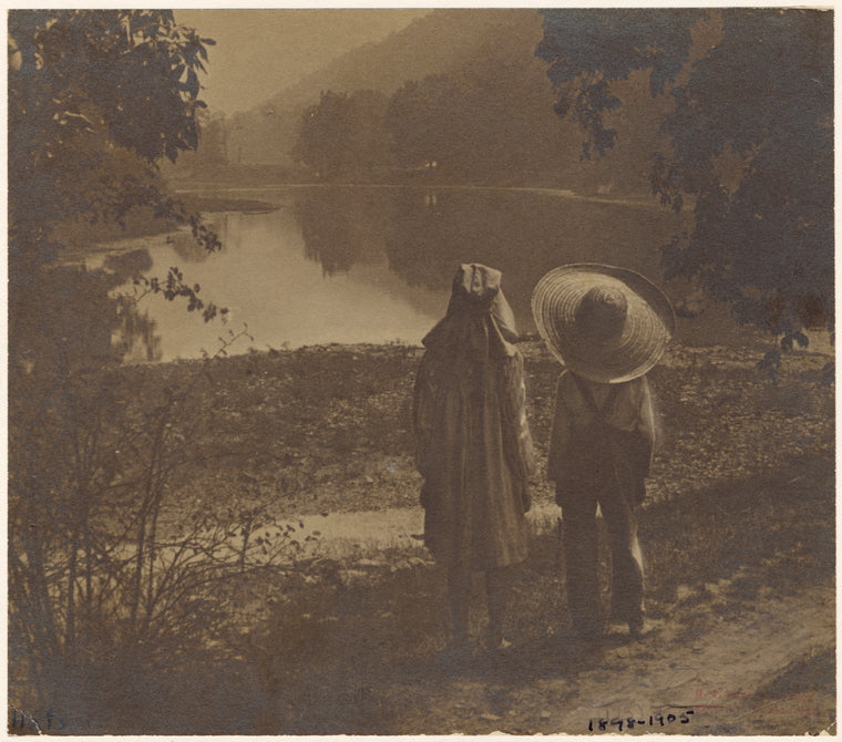 Children in hats facing a body of water, 1901s