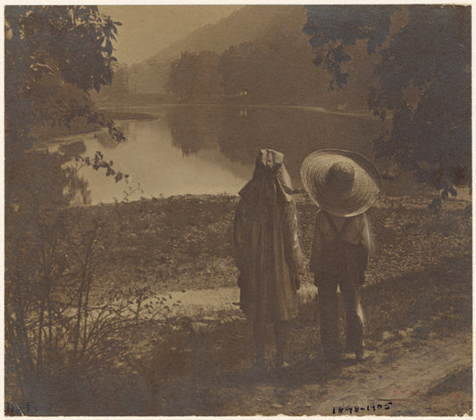 Children in hats facing a body of water, 1901s