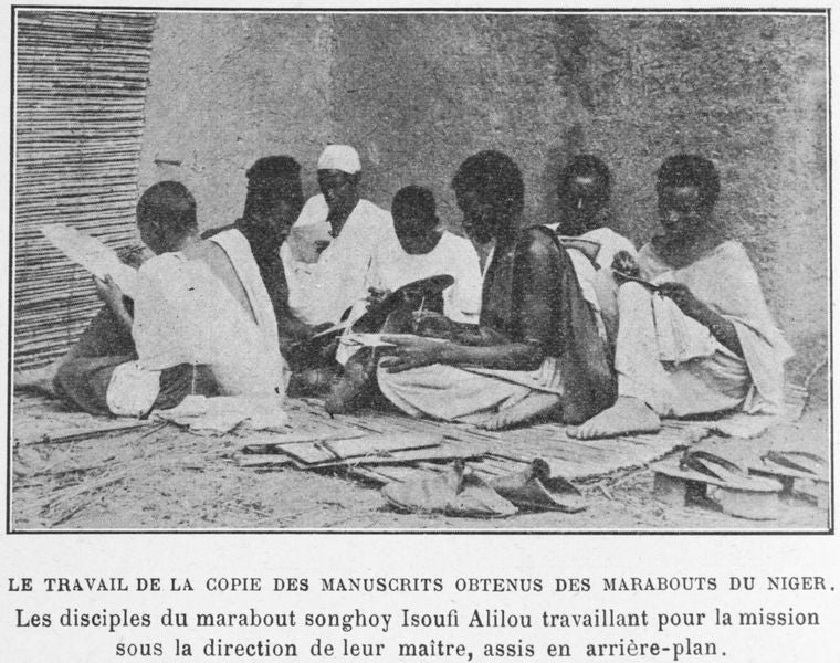 Le travail de la copie des manuscrits obtenus des Marabouts du Niger.