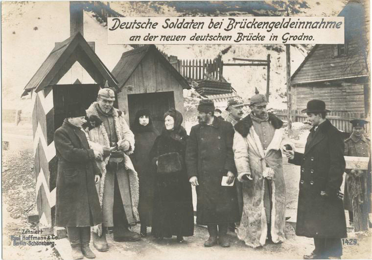 Deutsche Soldaten bei Brückengeldeinnahme an der neuen deutschen Brücke in Grodno.