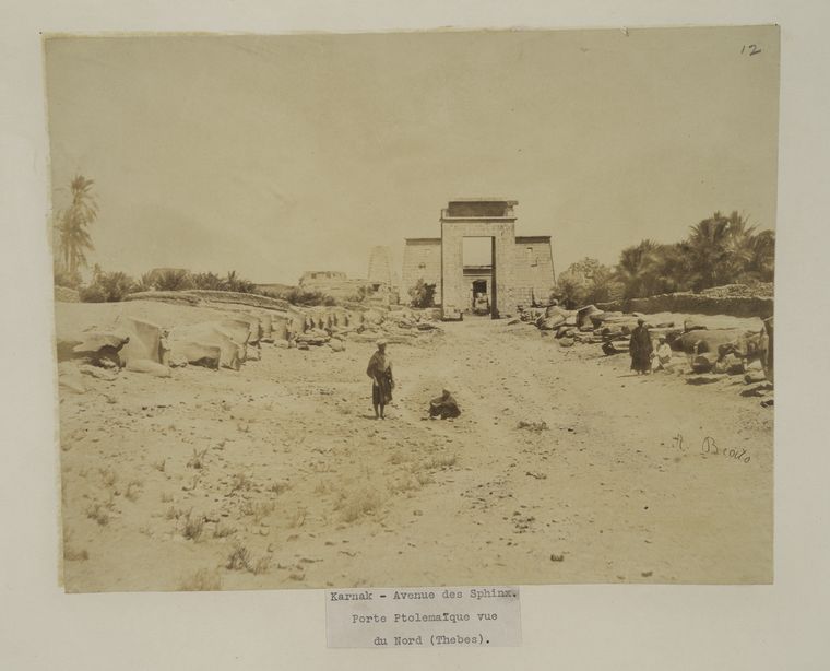 Karnak - Avenue des Sphinx. Porte Ptolematïque vue du nord (Thebes).