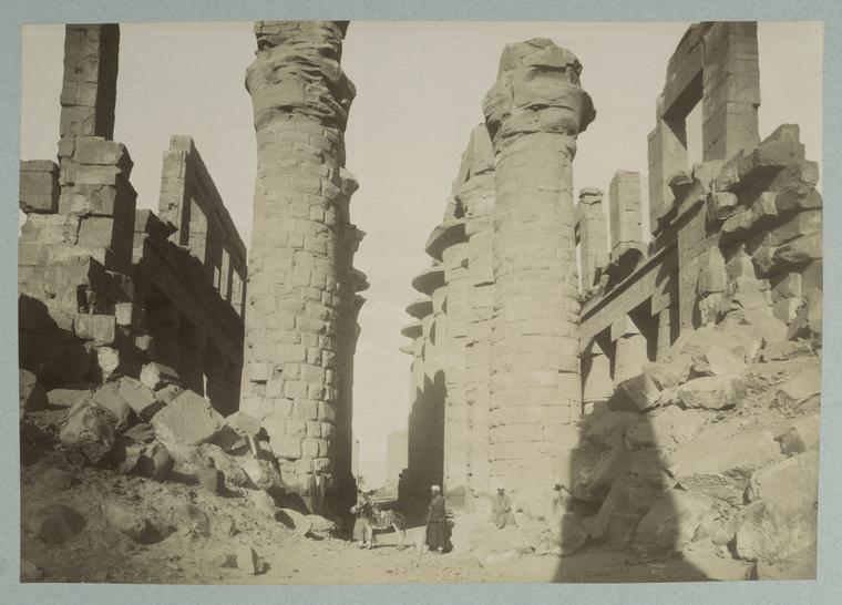 Karnak: vue des colonnes du milieu