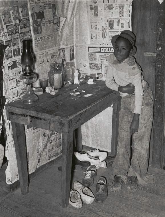 Corner of room of living quarters provided for Negro strawberry pickers near Independence, Louisiana, April 1939.