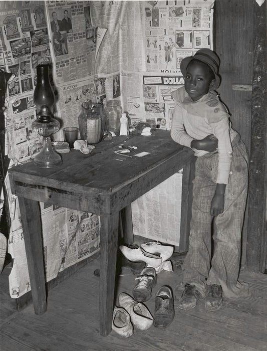 Corner of room of living quarters provided for Negro strawberry pickers near Independence, Louisiana, April 1939.