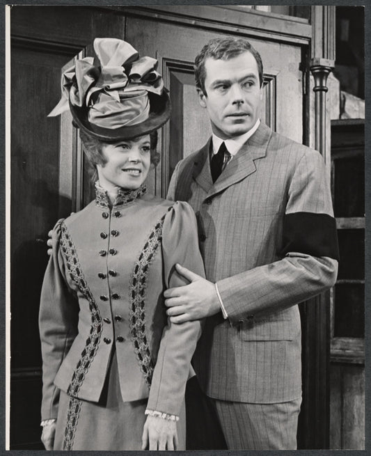 Ivor Emmanuel, David O'Brien, Shani Wallis, Frank Griso, Laurence Naismith, Tessie O'Shea, Elizabeth Hubbard and Brian Avery in the stage production A Time for Singing
