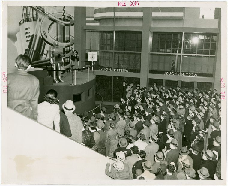 Westinghouse - Mechanical Man and Dog (Elektro and Sparko) - Elektro speaking to crowd