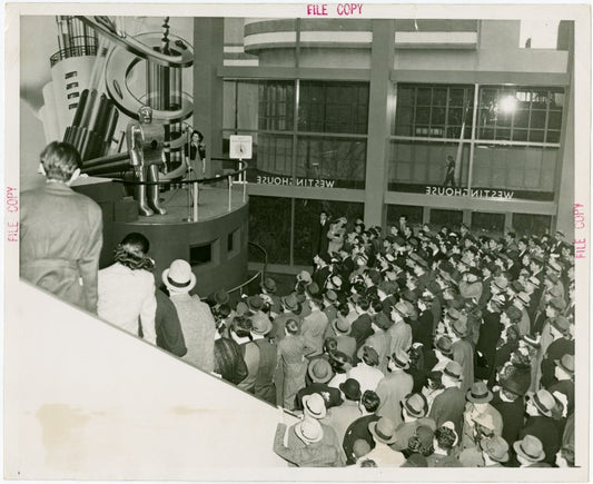 Westinghouse - Mechanical Man and Dog (Elektro and Sparko) - Elektro speaking to crowd