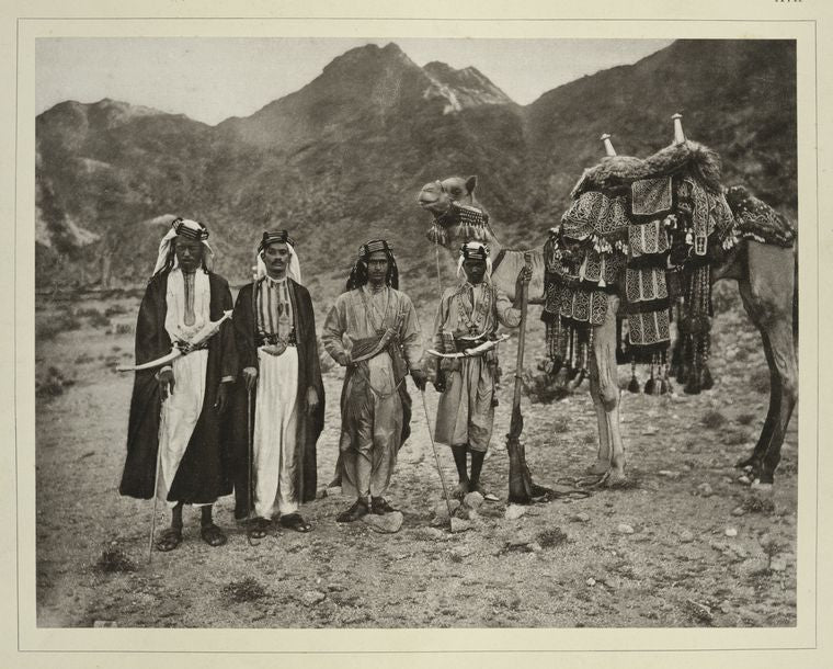 Das Reitkameel (Hèdjîn) des Scherîf Jahja, eines Sohnes des Scherîf Ahmed, dessen Vater der berühmte 1886 verstorbene Grossscherîf Abd èl-Muttálib […] mit einer reich mit Silber gestickten Satteldecke (batât). Den Zaum hält der Sklave Jahja’s…