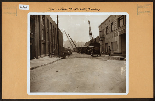 Bronx: Exterior Street - Broadway