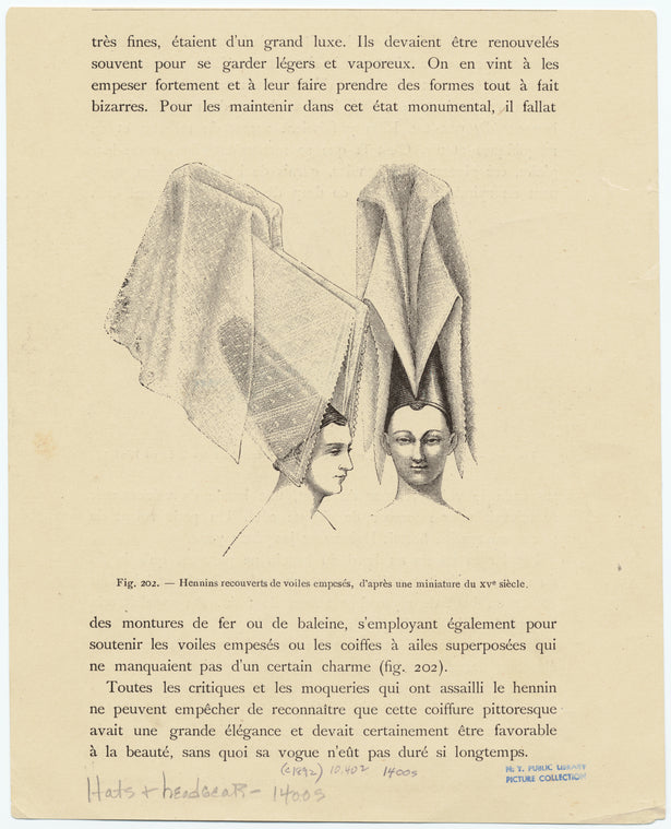 Hennins recouverts de voiles empesés, dàprés une minature du XVe siècle