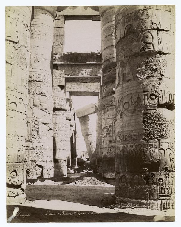 Karnak.  Grand temple, salle hypostyle intérieur.