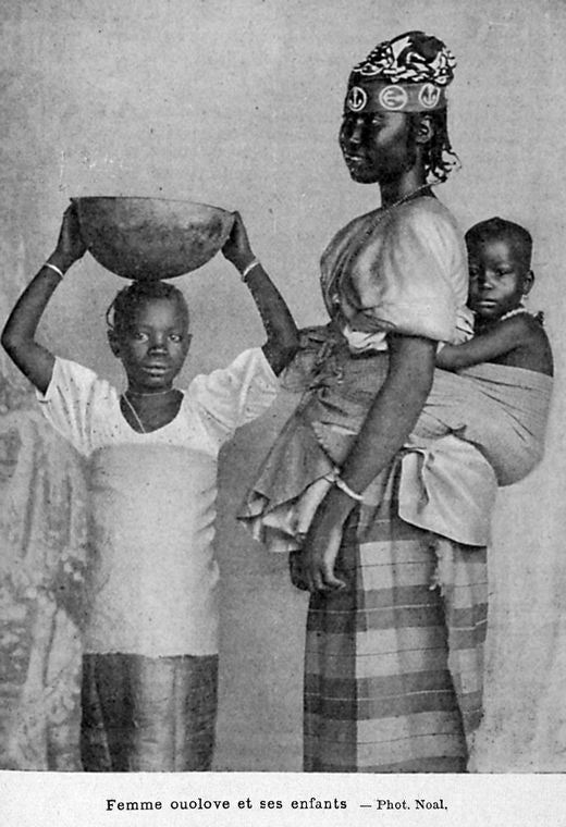 Femme ouolove et ses enfants.
