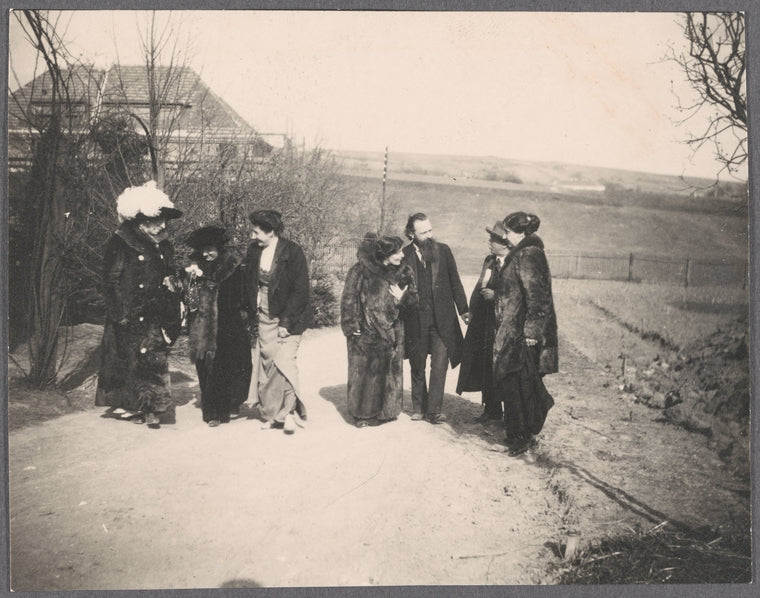 Group portrait of Mathilda Schoenberg, Marya Freund, Emil Hertzka, and four others