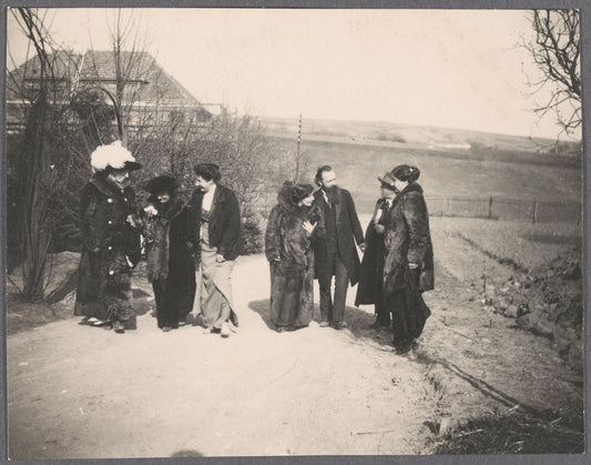 Group portrait of Mathilda Schoenberg, Marya Freund, Emil Hertzka, and four others