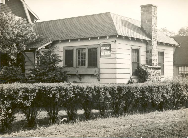 Great Kills, Exterior, sign