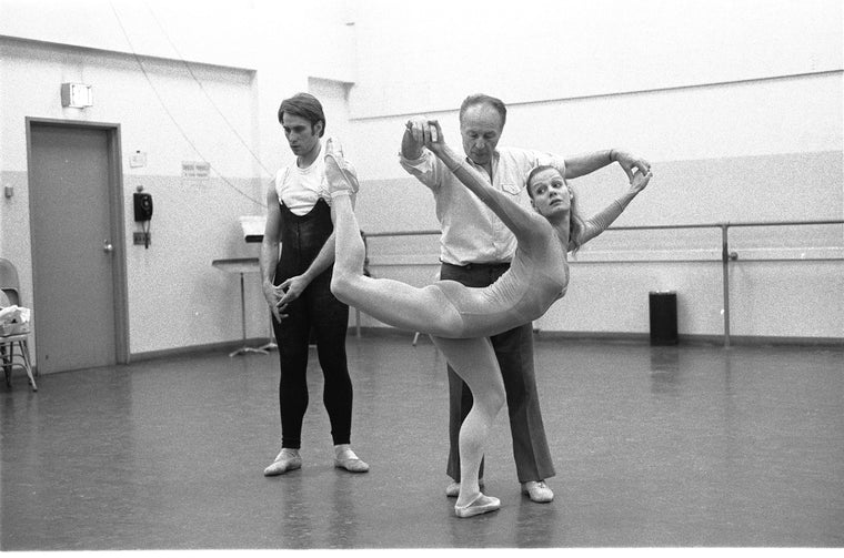 New York City Ballet rehearsal for "Violin Concerto" with George Balanchine, Karin von Aroldingen and Jean-Pierre Bonnefous, choreography by George Balanchine (New York)