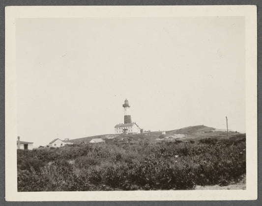 Montauk Light. Erected 1795. Stands 160 feet above the sea level, the tower
itself rises 100 feet from its foundation. Montauk Point. Montauk, East Hampton