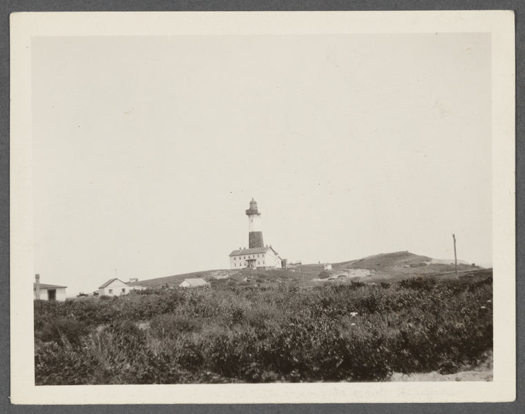 Montauk Light. Erected 1795. Stands 160 feet above the sea level, the tower
itself rises 100 feet from its foundation. Montauk Point. Montauk, East Hampton