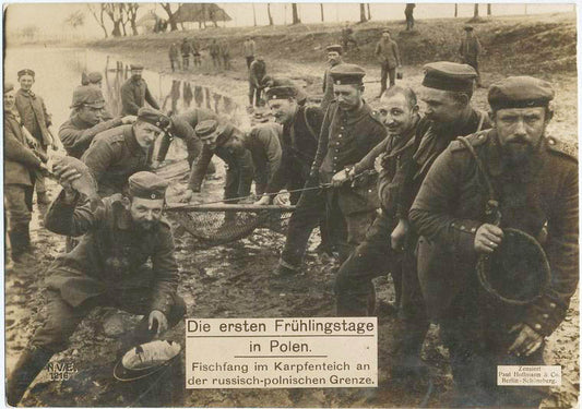 Die ersten Frühlingstage in Polen : Fischfang im Karpfenteich an der russisch-polnischen Grenze.