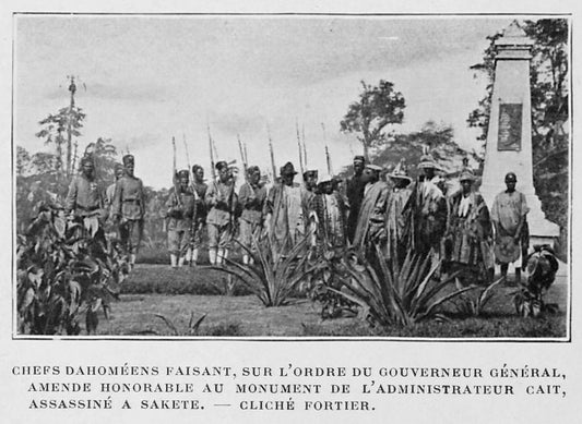 Chefs Dahoméens faisant, sur l'ordre du gouverneur général, amende honorable au monument de l'administrateur cait, assassiné a Sakete.