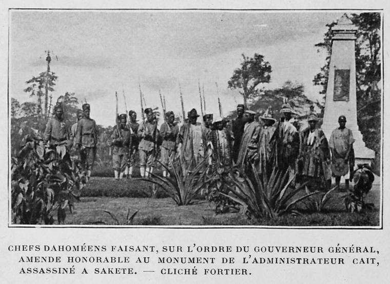 Chefs Dahoméens faisant, sur l'ordre du gouverneur général, amende honorable au monument de l'administrateur cait, assassiné a Sakete.