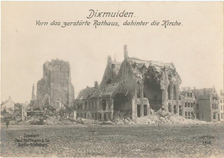 Dixmuiden. Vorn das zerstörte Rathaus, dahinter die Kirche.