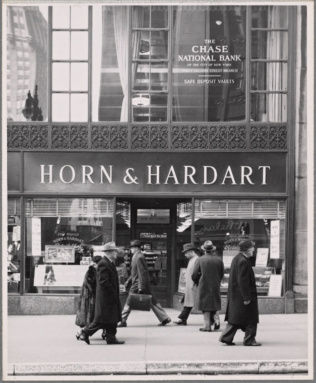 Horn & Hardart: exterior, pedestrians