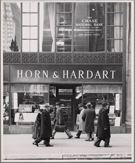 Horn & Hardart: exterior, pedestrians