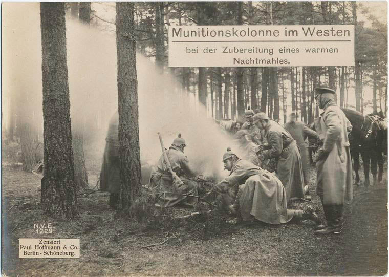 Munitionskolonne im Westen bei der Zubereitung eines warmen Nachtmahles.