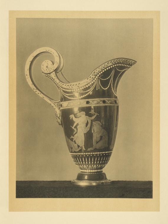 Cruche. Porcelaine de Sèvres. Une des pièces de la toilette offerte par la reine Marie-Antoinette à la grande-duchesse Marie Féodorovna.